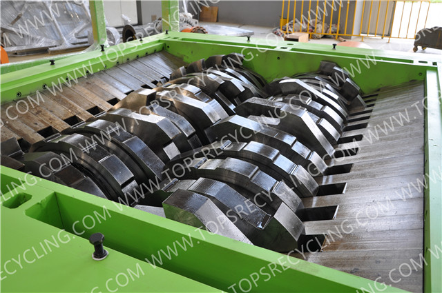 Giant capacity dual shaft tire shredder
